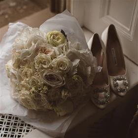 fwthumbElegant white wedding bouquet for a wedding at Clivedon House Lilys Flowers Lightwater.jpg